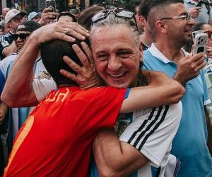 Un aficionado argentino abraza a un aficionado de España. EFE/EPA/Olga Fedorova.