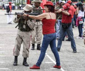 Militares instruyen a civiles en cómo usar rifles en Caracas el 26 de agosto de 2017. AFP PHOTO / JUAN BARRETO