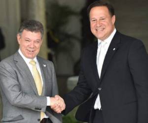 El presidente de Colombia, Juan Manuel Santos, y el del Panamá, Juan Carlos Varela. (Foto: AFP).