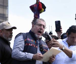 <i>El presidente electo de Guatemala, Bernardo Arévalo, habla con sus partidarios durante la conmemoración del 79.º aniversario de la Revolución que derrocó al dictador Jorge Ubico en 1944, en la Ciudad de Guatemala el 20 de octubre de 2023. FOTO ORLANDO ESTRADA / AFP</i>