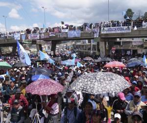 <i>Campesinos e indígenas participan en una protesta exigiendo la renuncia de la Fiscal General Consuelo Porras y del fiscal Rafael Curruchiche en San Cristóbal Totonicapán, Guatemala, el 6 de octubre de 2023. FOTO GUSTAVO RODAS / AFP</i>