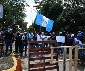 <i>La gente bloquea una carretera durante una protesta exigiendo la renuncia de la Fiscal General Consuelo Porras y del fiscal Rafael Curruchiche en la Ciudad de Guatemala el 9 de octubre de 2023. La Fiscal General de Guatemala, Consuelo Porras, exigió el lunes que las fuerzas de seguridad retiraran decenas de bloqueos de carreteras iniciados por indígenas hace una semana para exigir su dimisión, acusándola de planear un golpe de Estado contra el presidente electo, Bernardo Arévalo. FOTO JOHAN ORDONEZ / AFP</i>