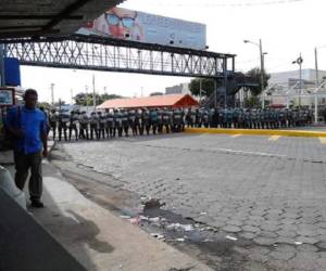 El Consejo Supremo Electoral, situado contiguo a Metrocentro, se encuentra acordonado por aproximadamente 500 policías antidisturbios. (Foto: laprensa.com.ni).