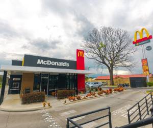 McDonald’s también ha incorporado quioscos de autogestión digital y la función Pedí y Retirá en su app, mientras optimiza el diseño de sus restaurantes.