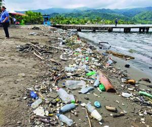 El fin de semana las lluvias arrastraron más basura de Guatemala a Omoa. Foto: Cortesía.