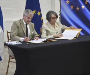 <i>El acuerdo, denominado 'Alianzas con el sector privado UE-Honduras para inversiones sostenibles', fue firmado por la canciller hondureña, Mireya Agüero, y el embajador de la UE en Tegucigalpa, Gonzalo Fournier. Foto de cortesía</i>