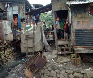 TEG1001. TEGUCIGALPA (HONDURAS), 09/05/2019.- Un hombre busca materiales para reciclar en un contenedor de basura este jueves en Tegucigalpa (Honduras). Honduras ha mantenido su estabilidad macroeconómica en los últimos años, pero no ha conseguido mejorar la inclusividad del crecimiento, por lo que la pobreza continúa afectando al 60 % de los hondureños, alertó este jueves en un libro el Banco Interamericano de Desarrollo (BID).EFE/Gustavo Amador