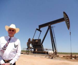 El comisario Gary Painter se para afuera de una pipa petrolera en Midland, Texas, en junio 2008. AFP PHOTO/COR (Photo credit should read MIRA OBERMAN/AFP/Getty Images)