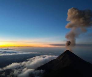 <i>Autoridades vigilan de cerca la evolución del coloso, de 3.763 metros de altura, que presenta entre 5 y 15 explosiones por hora. Foto de cortesía</i>