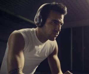 Cesc Fàbregas, uno de los jugadores que anunció los nuevos auriculares de Beats y haestado haciendo uso de ellos de forma pública.