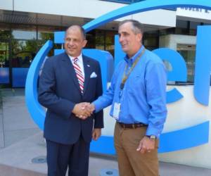 Presidente de la República, Luis Guillermo Solís con Brian Krzanich, CEO de Intel.