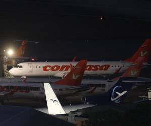 Fotografía que muestra aviones en la pista del aeropuerto internacional Simón Bolívar en Maiquetía (Venezuela). La aerolínea colombiana Avianca canceló sus vuelos a Venezuela luego de que la Administración Federal de Aviación de Estados Unidos (FAA) emitiera un aviso internacional que instó a extremar la precaución al sobrevolar ese país y el sur del mar Caribe. Foto: EFE/ Miguel Gutierrez