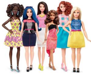 En 1980 Mattel ya había comercializado su 'Black Barbie', una muñeca de tez negra, pero nunca antes había cambiado las proporciones corporales de sus muñecas. (Foto: Grazia.es).