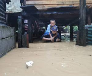 El presidente de Guatemala, Alejandro Giammattei, recorrió este 5 de noviembre áreas devastadas por la depresión tropical Eta y en Morales, Izabal, dio un balance preliminar de la emergencia.