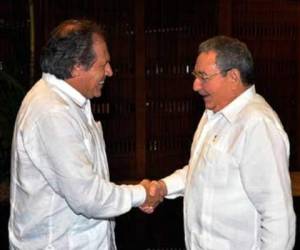 Luis Almagro, próximo secretario de la OEA, y Raúl Castro. (Foto: Archivo)