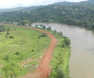 Los daños que alega el estudio nicaragüense habrían sido ocasionados por la falta de planificación de la carretera, la ausencia de estudios de impacto ambiental, el uso de materiales inadecuados y la deforestación en toda la margen derecha del caudal. (Foto: crhoy.com)