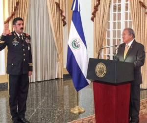 El general Mena Torres, junto al presidente Sánchez Cerén. (Foto: elsalvador.com).