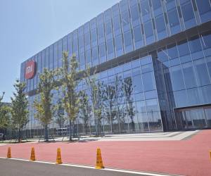 <i>Vista de la fábrica del gigante tecnológico chino Xiaomi, conocido principalmente por sus productos de telefonía móvil, que se ha adentrado con éxito en el mercado de los vehículos eléctricos con el sedan SU7 y presentará este jueves su segundo coche, el todoterreno YU7. EFE/ Guillaume Benavides</i>
