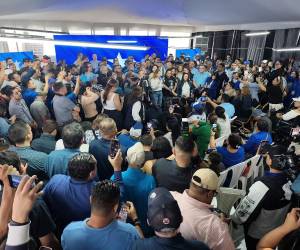 <i>Simpatizantes del candidato a la presidencia Nasry 'Tito' Asfura, celebran en la sede del Partido Nacional este miércoles, en Tegucigalpa (Honduras). El conservador Nasry 'Tito' Asfura fue declarado por el Consejo Nacional Electoral (CNE) como el virtual presidente electo de Honduras, con el 40,26 % de los votos en las elecciones generales del pasado 30 de noviembre. EFE/ Gustavo Amador</i>