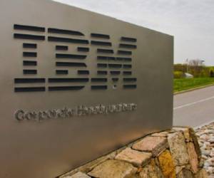 IBM es experto en software y aplicaciones corporativas, y se ha comprometido a llevar unas 100 aplicaciones de uso corporativo a iOS, para que funcionen de forma exclusiva en iPhones y iPads, lo que significa que comenzarán a vender iPhones y iPads a sus clientes empresariales.