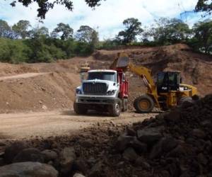 A finales de diciembre de 2014 se mejoraba el camino por donde ingresará la maquinaria pesada hacia Brito. (Foto: laprensa.com.ni).