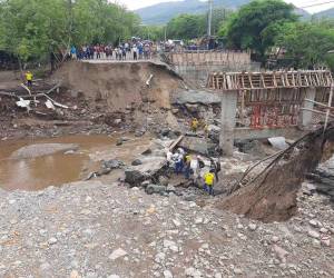 Colapso de puente en Guatemala dificulta tránsito hacia frontera de El Salvador