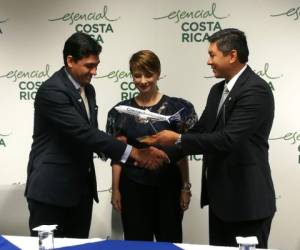 Pedro Beirute (gerente general de Procomer), Elisa Brenes (gerente de Copa en Costa Rica) y Alfredo Sen (director de Ventas Internacionales de Copa Airlines).