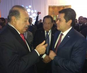 En la cumbre, Hernández aprovechó para hablar con Carlos Slim (izquierda), el hombre más rico del mundo. (Foto: laprensa.hn).