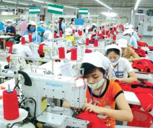 Las plantas textiles asiáticas, como esta de Vietnam, son una dura competencia para la maquila centroamericana. (Foto: Archivo).