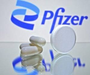 A principios de noviembre, Pfizer indicó que su antiviral oral PF-07321332 tenía una eficacia del 89% para prevenir una hospitalización o deceso entre los adultos. FOTO: AFP