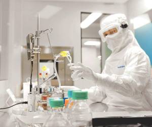 Área de Microbiología de Mega Planta VIJOSA, donde se realizan pruebas de esterilidad para garantizar la calidad de los medicamentos.