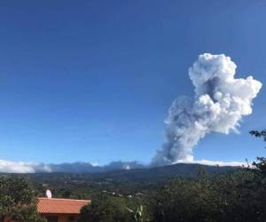 El Poás experimentó dos erupciones, la más fuerte explusó una columna de gases y ceniza a más de 3km de altura. Foto de Twitter.com/MonumentalCR