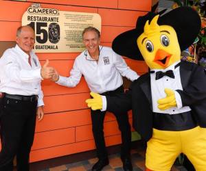 <i>Juan José Gutiérrez, presidente Chairman de CMI Alimentos, junto a Felie Bosch Gutiérrez, presidente Chairman de CMI Capital, durante la inauguración del restaurante 150 de Pollo Campero en Guatemala. FOTO/Cortesía CMI. </i>