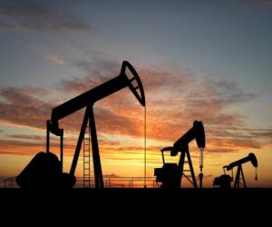 Oxford Economics estima que cada caída de US$20 en el precio de petróleo significa un crecimiento mundial de 0,4% en dos o tres años. (Foto: Archivo).