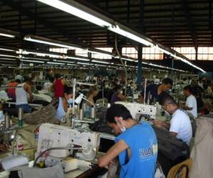 El repunte en el empleo formal en los primeros tres meses del año coincide con los recortes de plazas en sectores claves como la zona franca, principalmente en la industria textil. (Foto: Archivo).