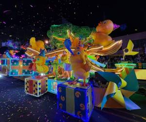 La carroza del INS en el Festival de la Luz 2024 revivió la campaña de los “pollitos”.