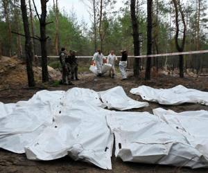 Al menos 450 cuerpos de civiles con huellas de muerte violenta y tortura.