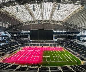 <i>Fotografía que muestra luces de cultivo sobre la cancha del estadio AT&amp;T, que recibirá varios partidos del Mundial FIFA 2026 este jueves, en Dallas (EE.UU.). EFE/Carlos Ramírez</i>
