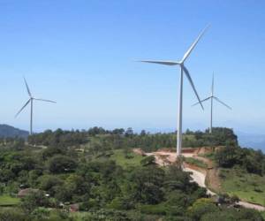 En los últimos años, firmas españolas han invertido en proyectos de energía como los parques eólicos. En la foto, el inaugurado San Marcos de Colón, Choluteca. (Foto: laprensa.hn).