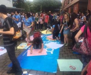 Mientras se desarrollaba la marcha, el presidente Luis Guillermo Solís salió a respaldar la posición de los estudiantes. (Foto: Agencias)