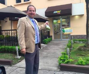 El ministro de Comunicación, Mauricio Herrera, llegó ayer hasta uno de los restaurantes de la cadena Subway y se fotografió con una bolsa de aguacates alegando que no hay escasez. (Foto: Facebook Mauricio Herrera).