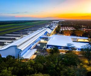 <i>Los puntos de servicio del aeropuerto internacional San Óscar Arnulfo Romero aumentaron de manera significativa, pasando de 82 a 122 posiciones de atención. Foto de cortesía</i>