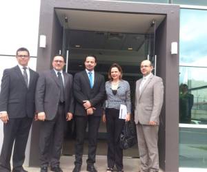 De Izquierda a derecha: Carlos Ríos, gerente general de NI, Giuseppe Cirigioni, director de ingeniería de aplicaciones y sistemas NI, Jhon Fonseca, viceministro de comercio exterior, Ana Helena Chacón, vice Presidenta de la República, Irving Soto, director de promoción de inversiones CINDE. Foto: cortesía.