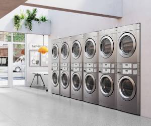 La plataforma LG Laundry Crew permite la gestión remota y en tiempo real de las lavanderías, con funciones tanto para administradores (monitoreo, control y configuración) como para clientes (reserva, pago y seguimiento del ciclo desde el móvil), facilitando la operación y mejorando la experiencia del usuario.