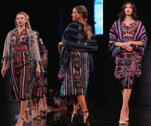 <i>Faldas, güipiles, perrajes y otras piezas que componen el indumento femenino maya formaron parte de la colección de Textiles D´La Rossa con tejidos elaborados en telar mecánico y bordados a mano. FOTO TOMADA DE SU INSTAGRAM</i>