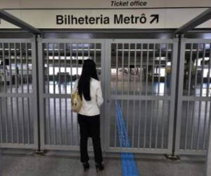 La estación de metro Itaquera cerrada en plena huelga, el 5 de junio de 2014 en Sao Paulo, Brasil. (Foto: AFP).