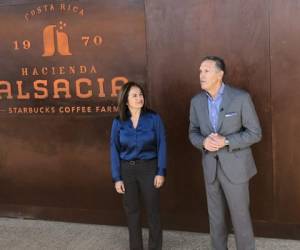 Mónica Bianchini, gerente de operaciones de Starbucks Costa Rica, y Howard Schultz, fundador, presidente y director ejecutivo de Starbucks. (Foto: Dino Starcevic).