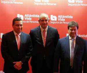 De izquierda a derecha: Marcelo Olano, gerente general de Atlántida Vida; Arturo Medrano, presidente de la Junta Directiva; y Guillermo Buezo, presidente ejecutivo de Banco Atlántida.