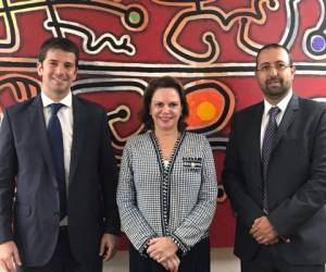 Agustín Lama, presidente de Área de AstraZeneca para la región Centroamérica, Caribe Ecuador y Perú; Ana Helena Chacón, vicepresidenta de Costa Rica; y Antonio Padilla, director del IFS.