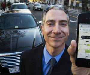 La investigación afirma que los conductores manipulan el algoritmo dinámico de precios de Uber desconectándose al mismo tiempo de la app, lo cual hace pensar que hay pocos coches disponibles. (Foto: Archivo).